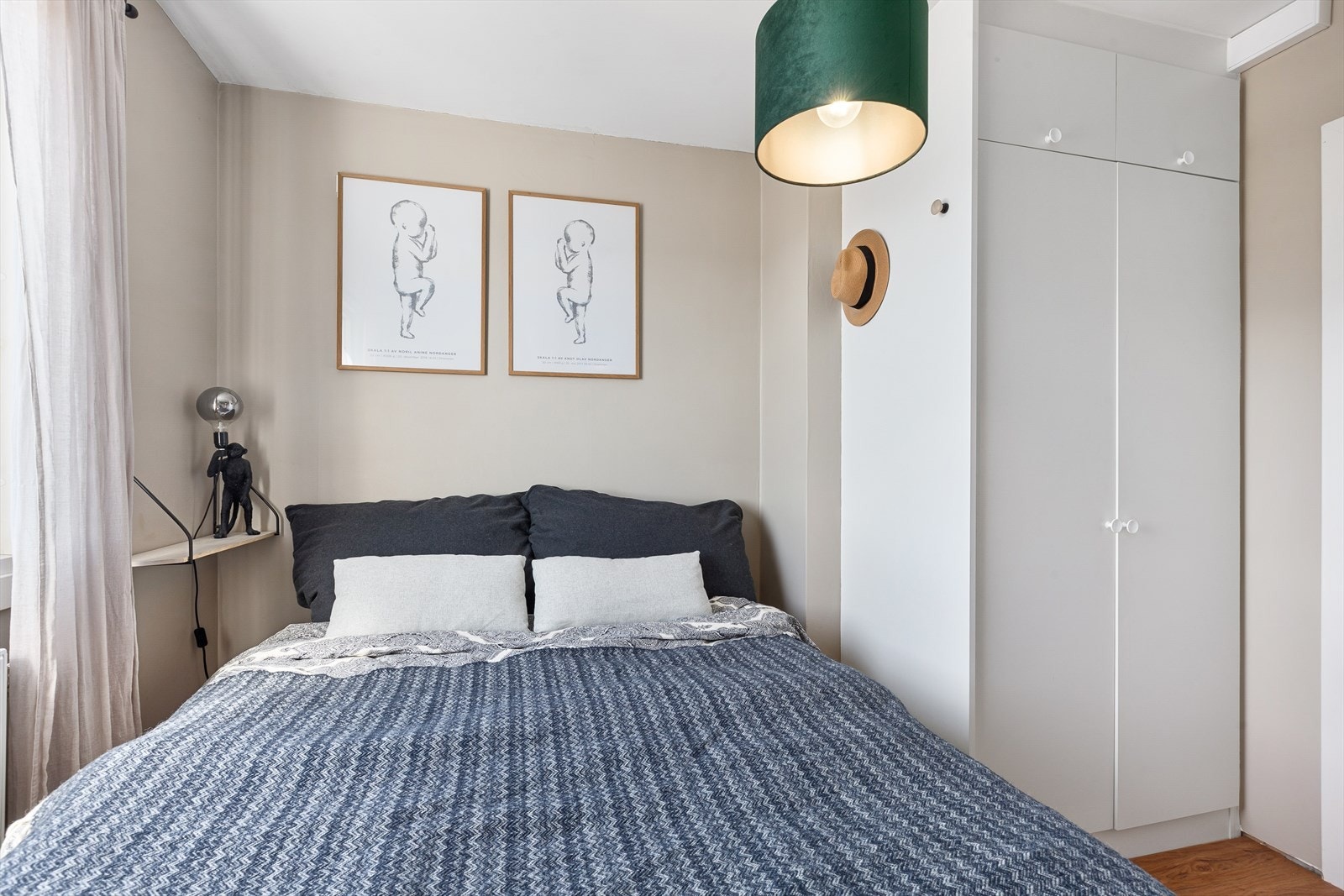 Hovedsoverom har god plass til dobbeltseng og garderobe med oppbevaringsplass Galleribilde