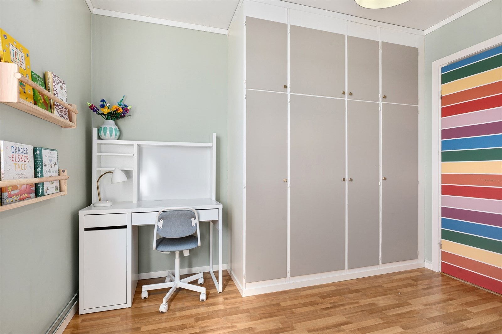 God oppbevaringsplass i plassbygget garderobeskap Galleribilde