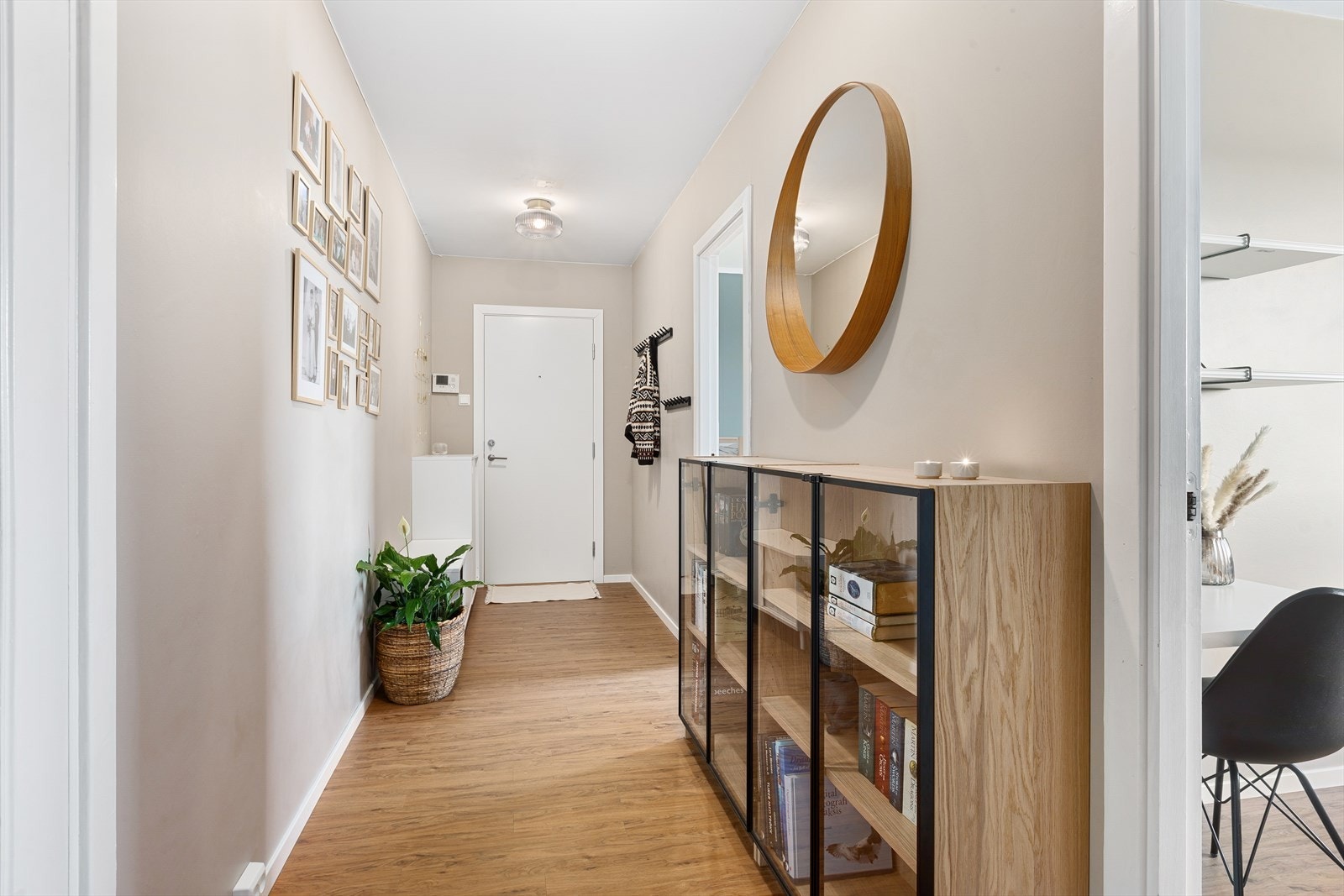 Romslig entré/gang med god plass til å henge fra seg Galleribilde