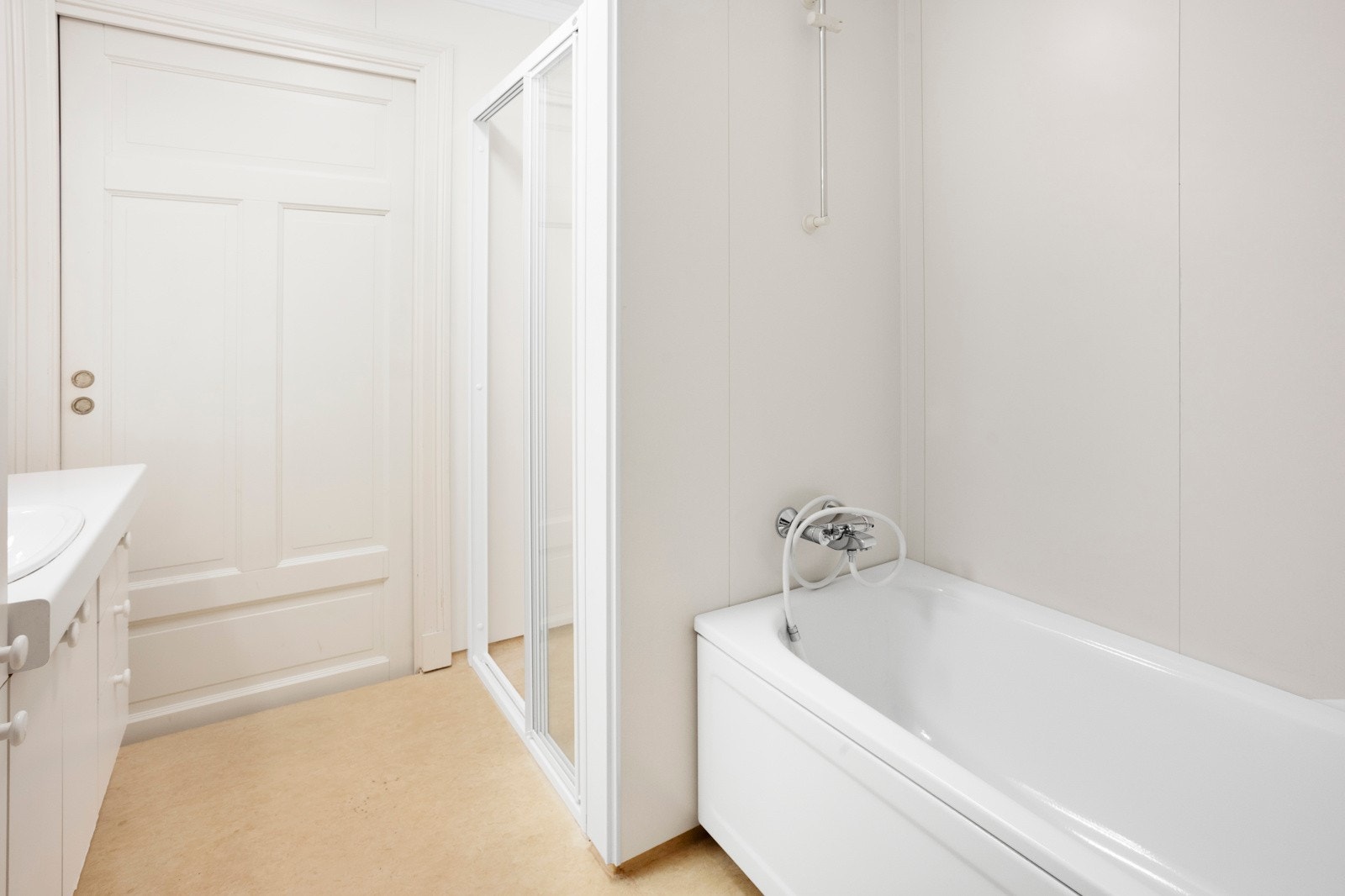Bad i 2. etg med både badekar og dusj Galleribilde
