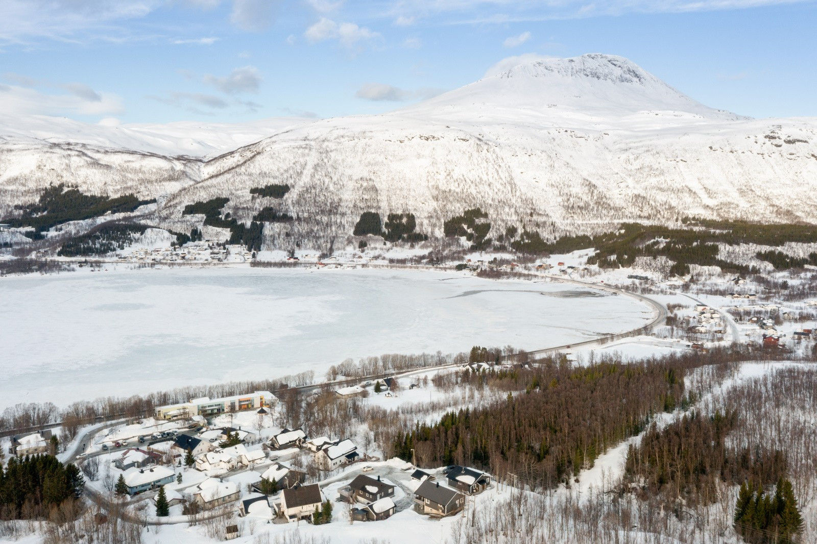 Boligen ligger øverst på hjørnet i et veletablert boligområde på Fagernes i Ramfjorden,ca 18 min. kjøring fra Tromsø.