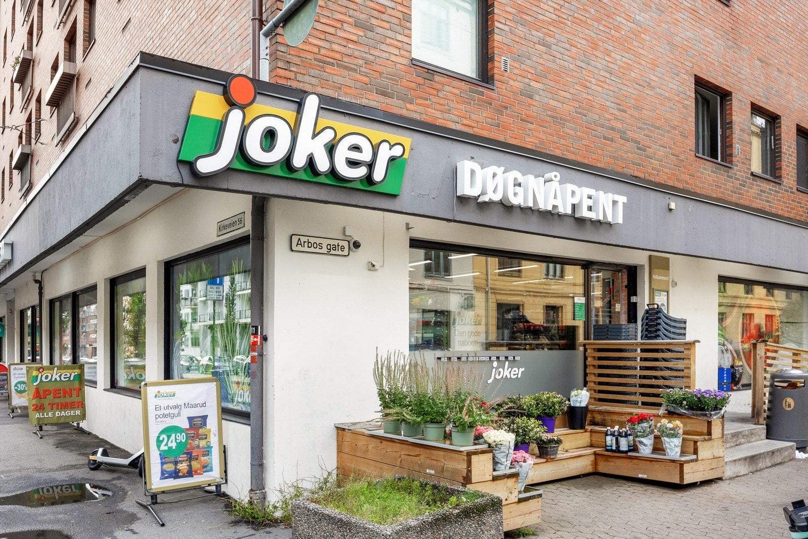 Rett over gata er søndagsåpent Joker i Arbosgate - Ca 600 meter til Meny Colosseum eller Meny Bogstadveien. Galleribilde