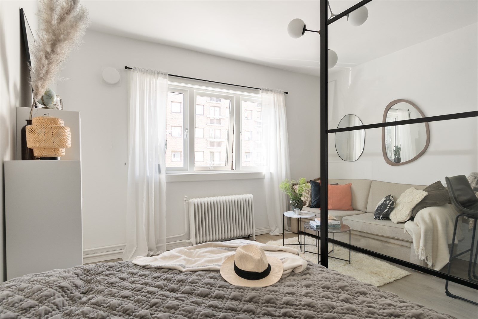 Vinduene er nye i 2024 og isolerer godt fra både varmtap og lyd. Galleribilde