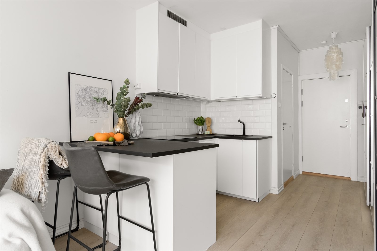 Praktisk barløsning med oppbevaring under fungerer fint som spiseplass. Galleribilde