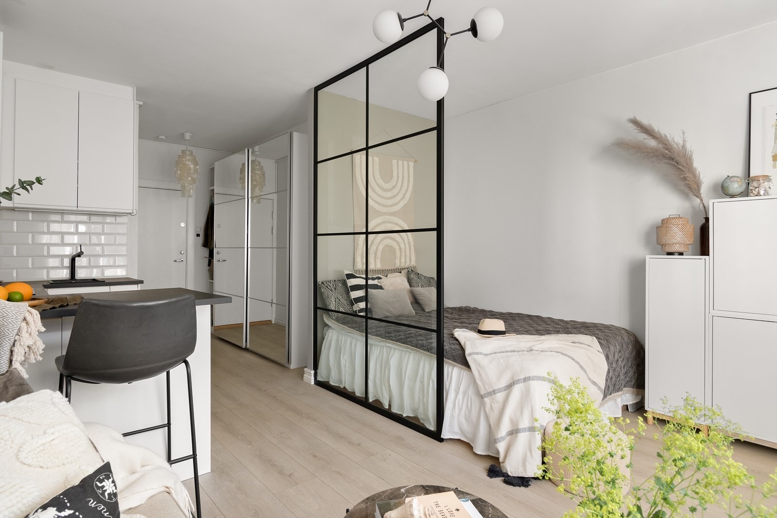 Leiligheten har en praktisk planløsning med nytt gulv i 2021. Galleribilde