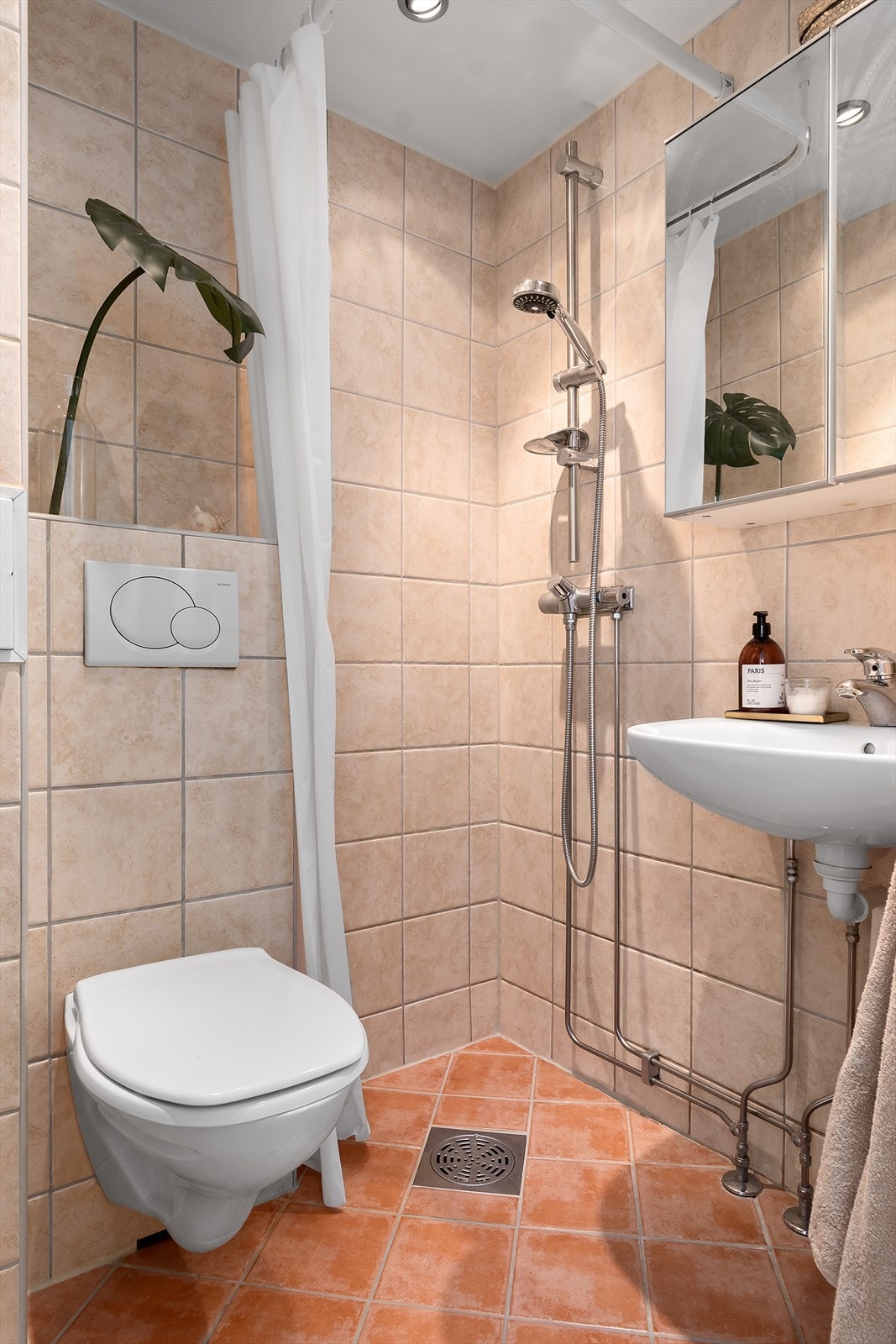 Praktisk baderom med varmekabler i gulv. Fellesvaskeri i kjeller med digitalt booking-system. Galleribilde