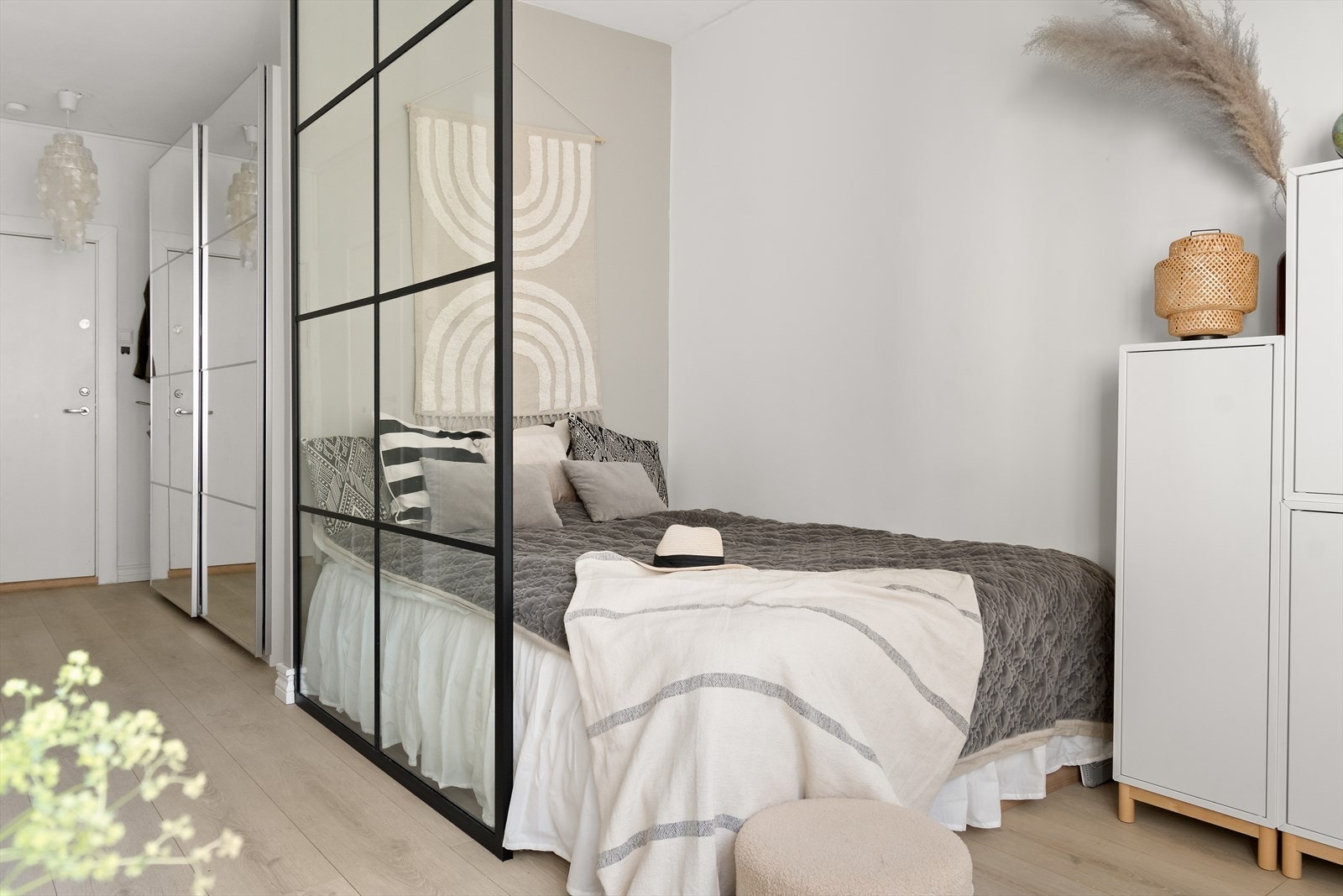 Sovealkove med glassvegg og plass til seng av god størrelse. Galleribilde