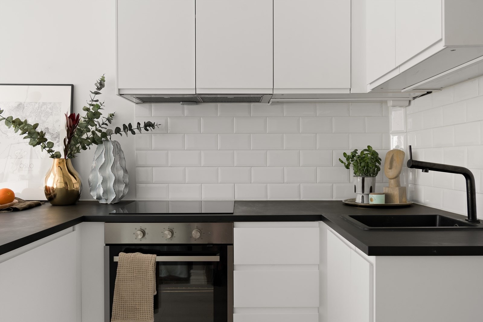 Delikat kjøkken fra 2021 med god benkeplass og oppbevaringsmuligheter. Galleribilde