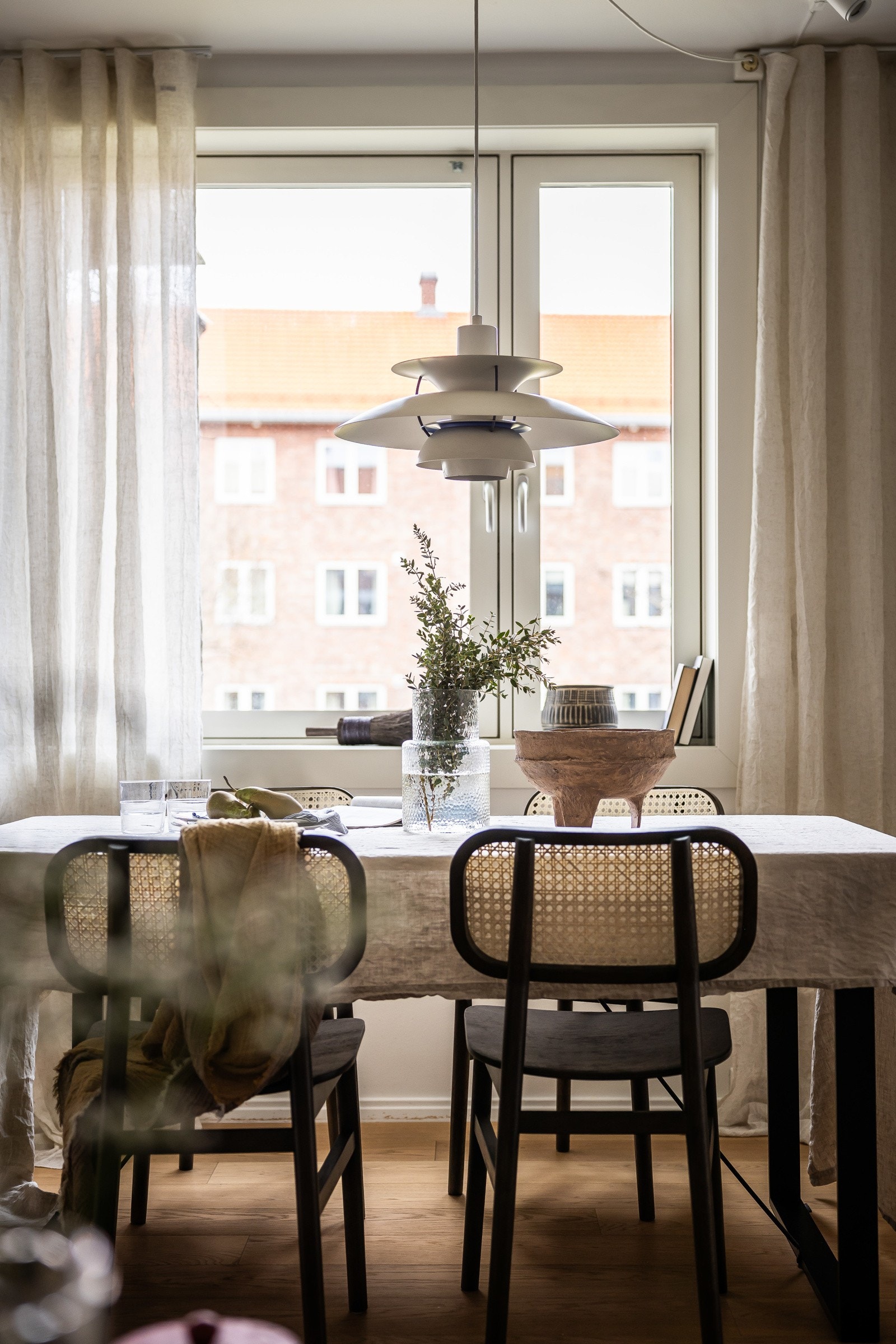 Gjennomgående planløsning med gode lysforhold. Galleribilde