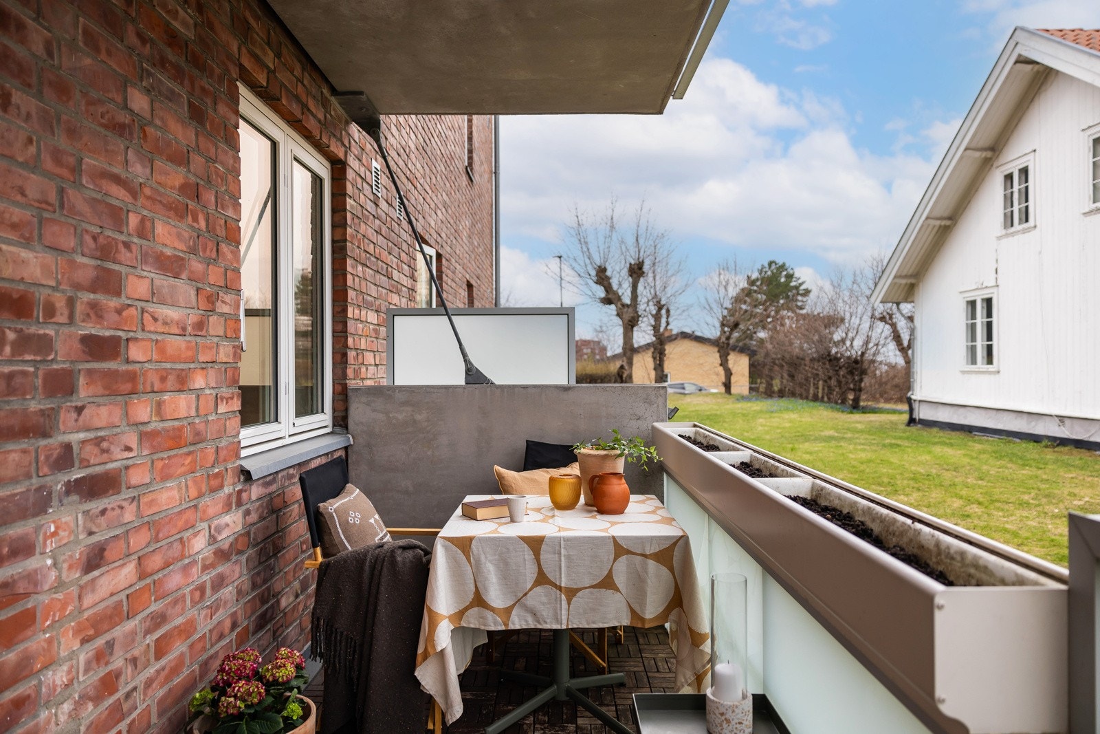 Balkongen på ca. 7 kvm er vendt mot friareal og sjarmerende Villa Solhaug. Galleribilde