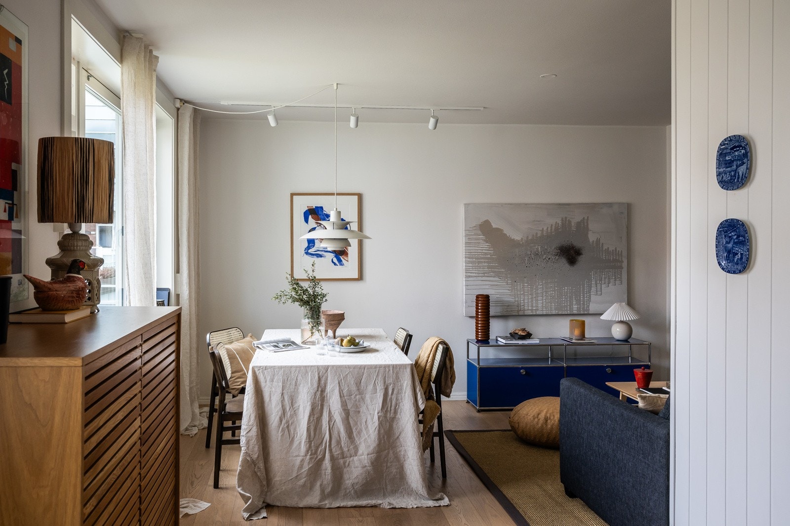 Opprinnelig vegg mellom stue og kjøkken er fjernet for en sosial og åpen løsning. Galleribilde