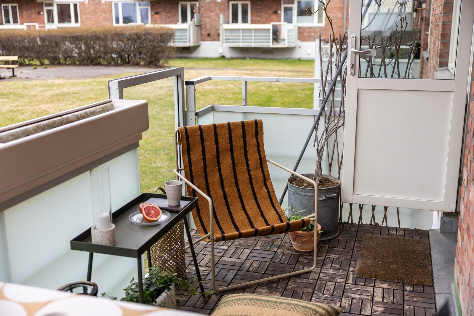 Balkongen har utelampe og stikkontakt, og borettslaget tillater bruk av elektrisk grill. Galleribilde