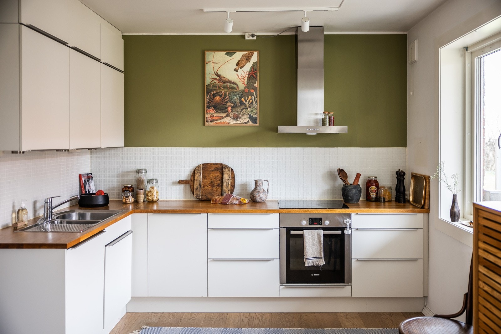 Moderne innredning fra HTH, med lyse slette fronter. Heltre benkeplate og lys under skap. Galleribilde