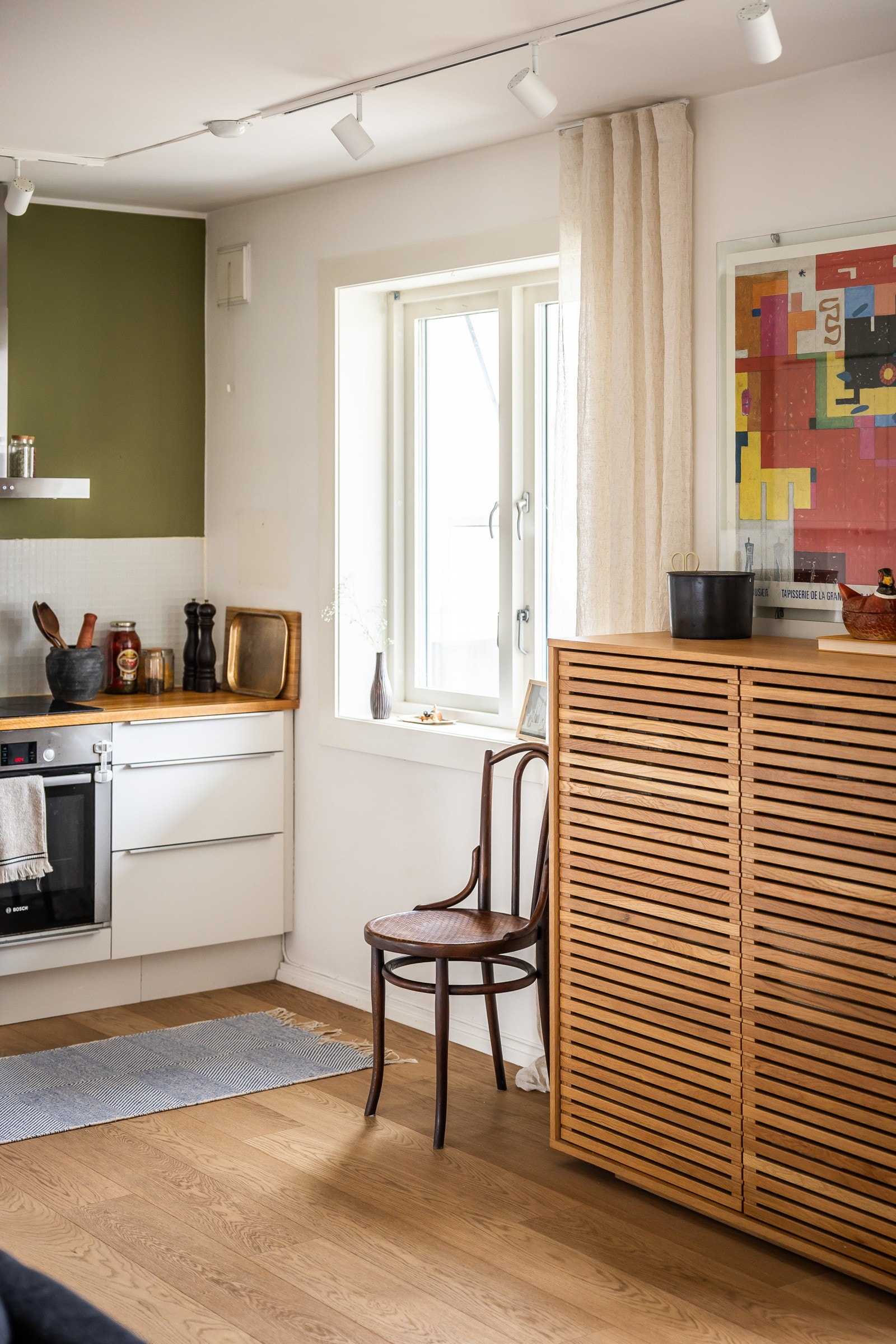 Integrerte hvitevarer som oppvaskmaskin og komfyr med koketoppen. I 2018 ble blandebatteriet til kjøkkenvask byttet av fagfolk. Galleribilde