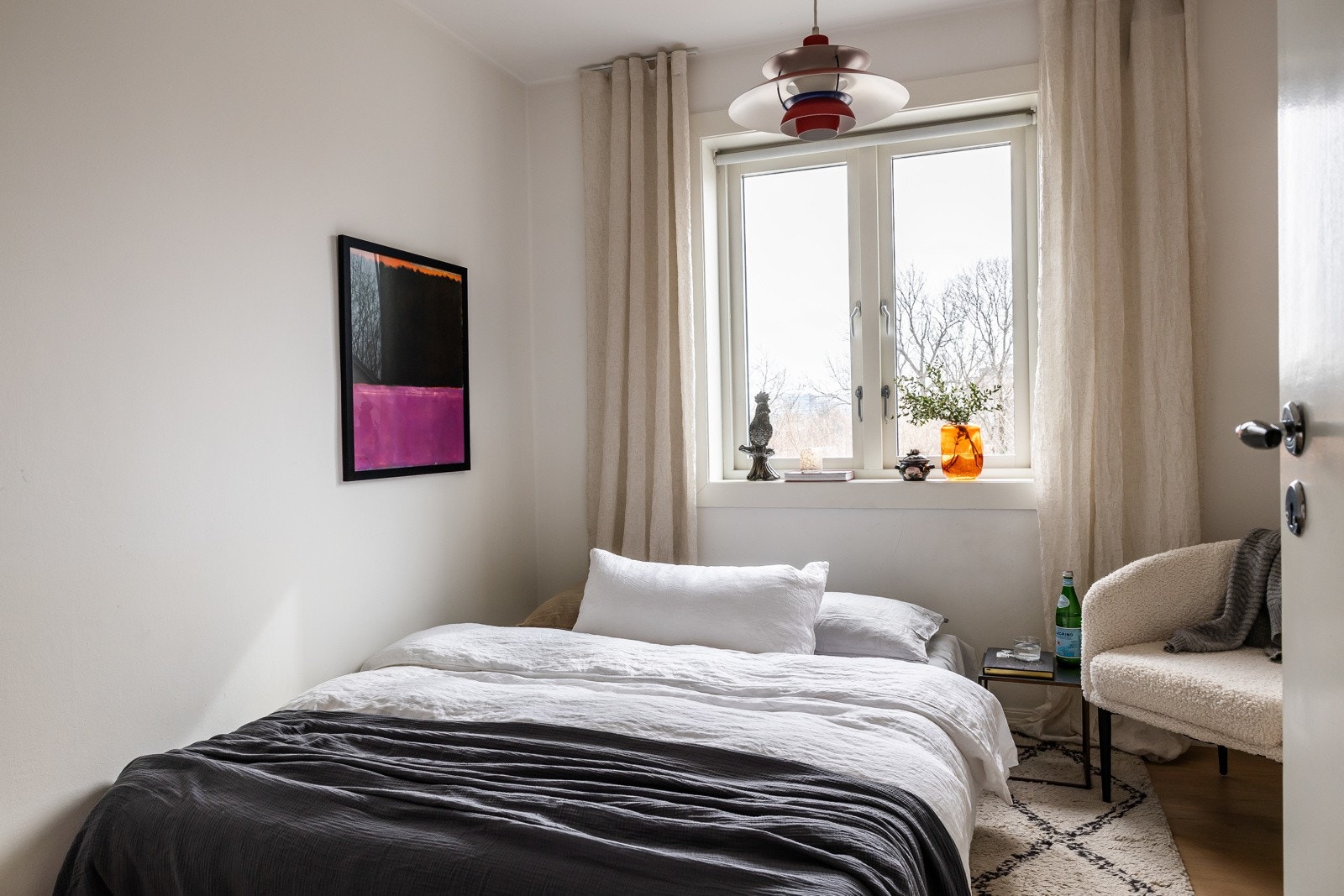 Begge soverom er plassert godt opp fra bakkeplan. Galleribilde