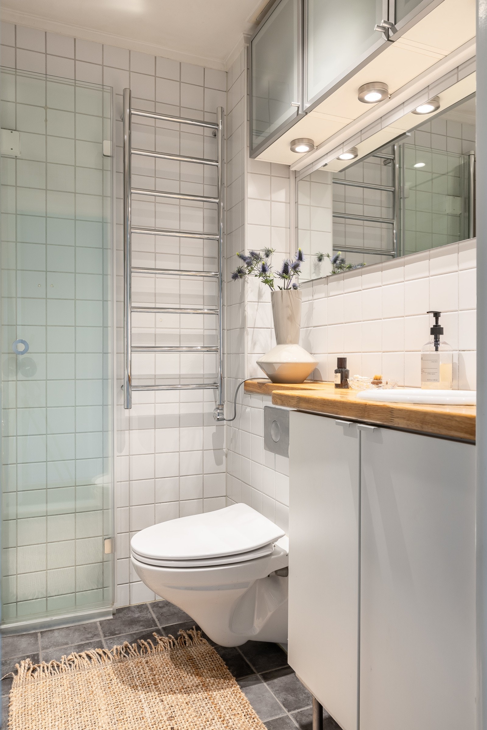 Ifølge tidligere eier ble det i 2016 lagt nye varmekabler og gulvfliser. Galleribilde