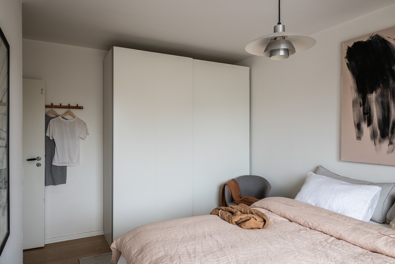 Garderobeskap medfølger. Galleribilde