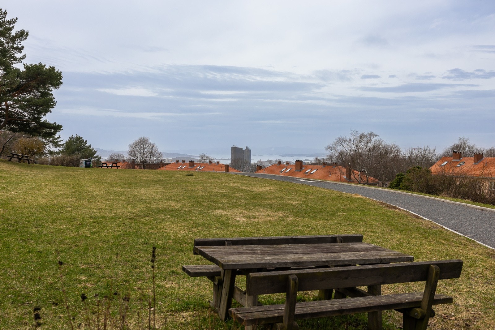 Boligen har en god intern beliggenhet med Hasleparken (10 dekar grøntareal) som nærmeste nabo. Galleribilde