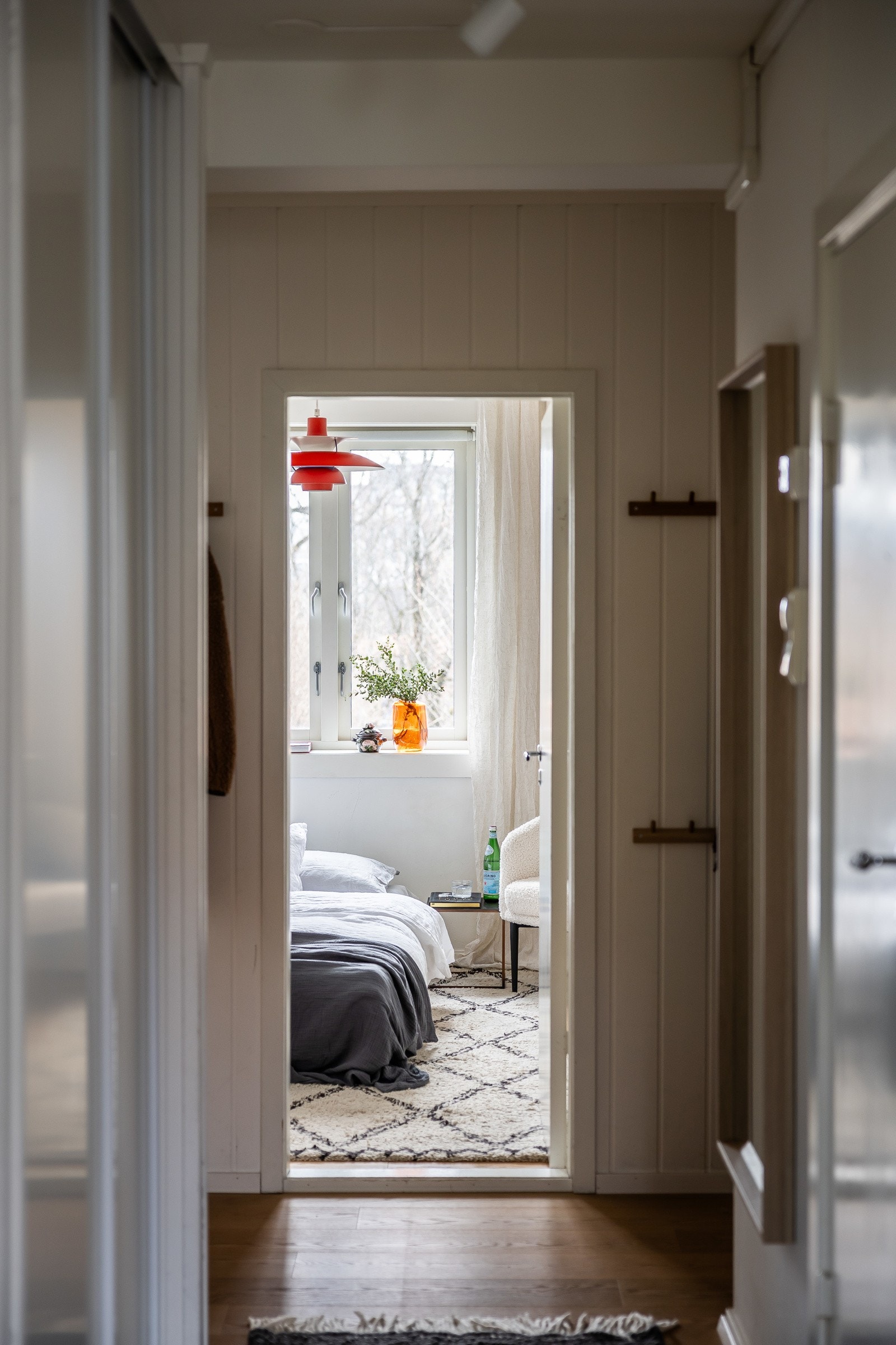 Nåværende eier har montert spotskinner i stue, kjøkken og entré med nye dimmere. Galleribilde