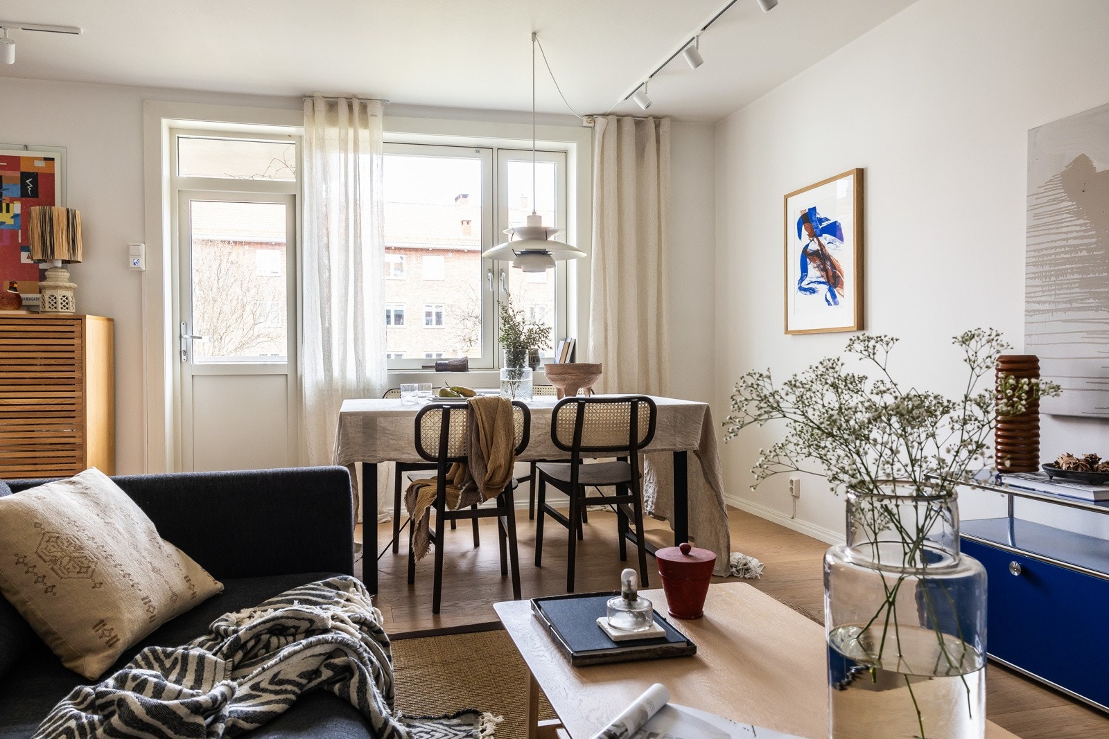 Attraktiv og lys 3-roms med vestvendt balkong på 7 kvm vendt mot friareal. Galleribilde