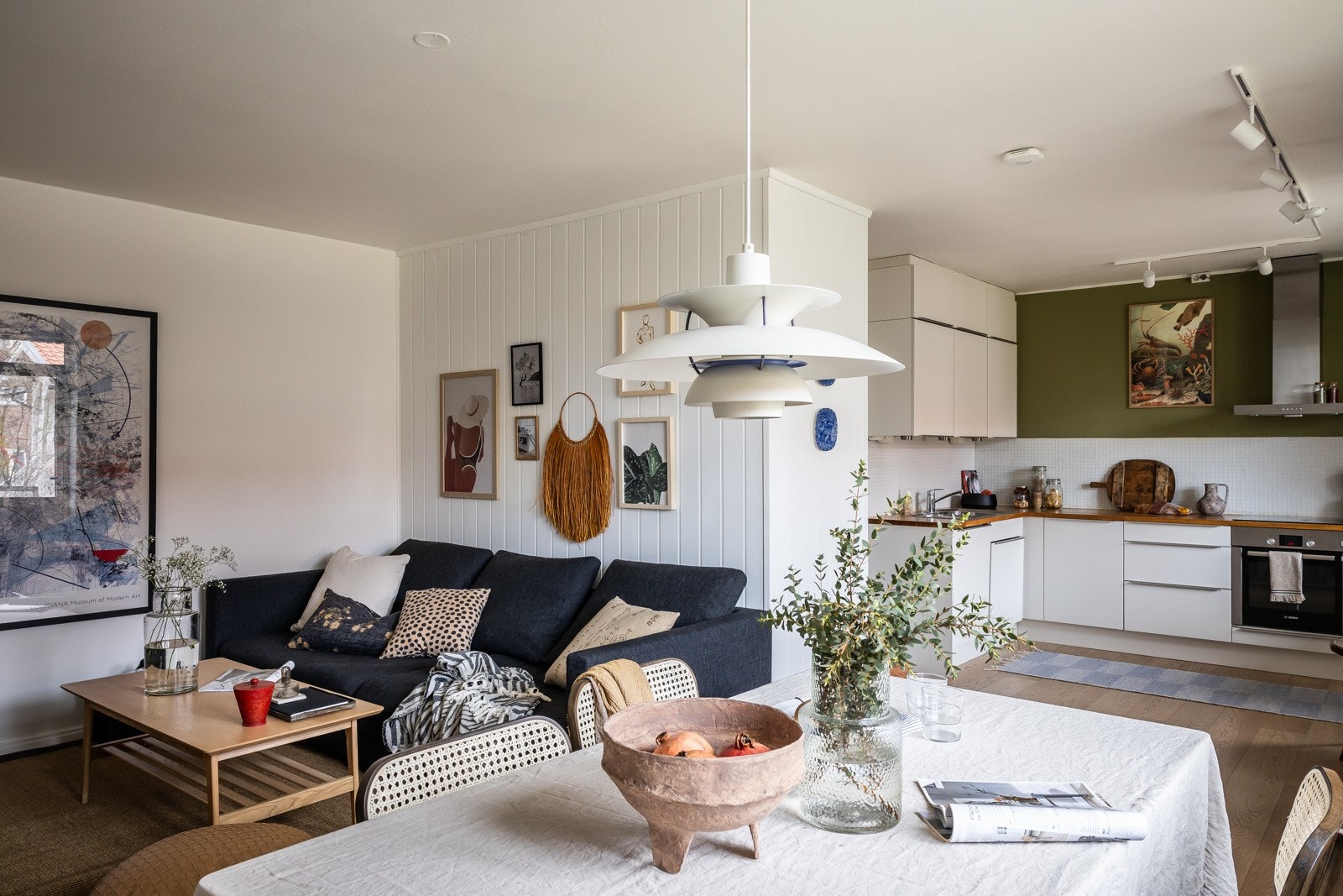 Sosial og arealeffektiv åpen kjøkken- og stueløsning. Galleribilde