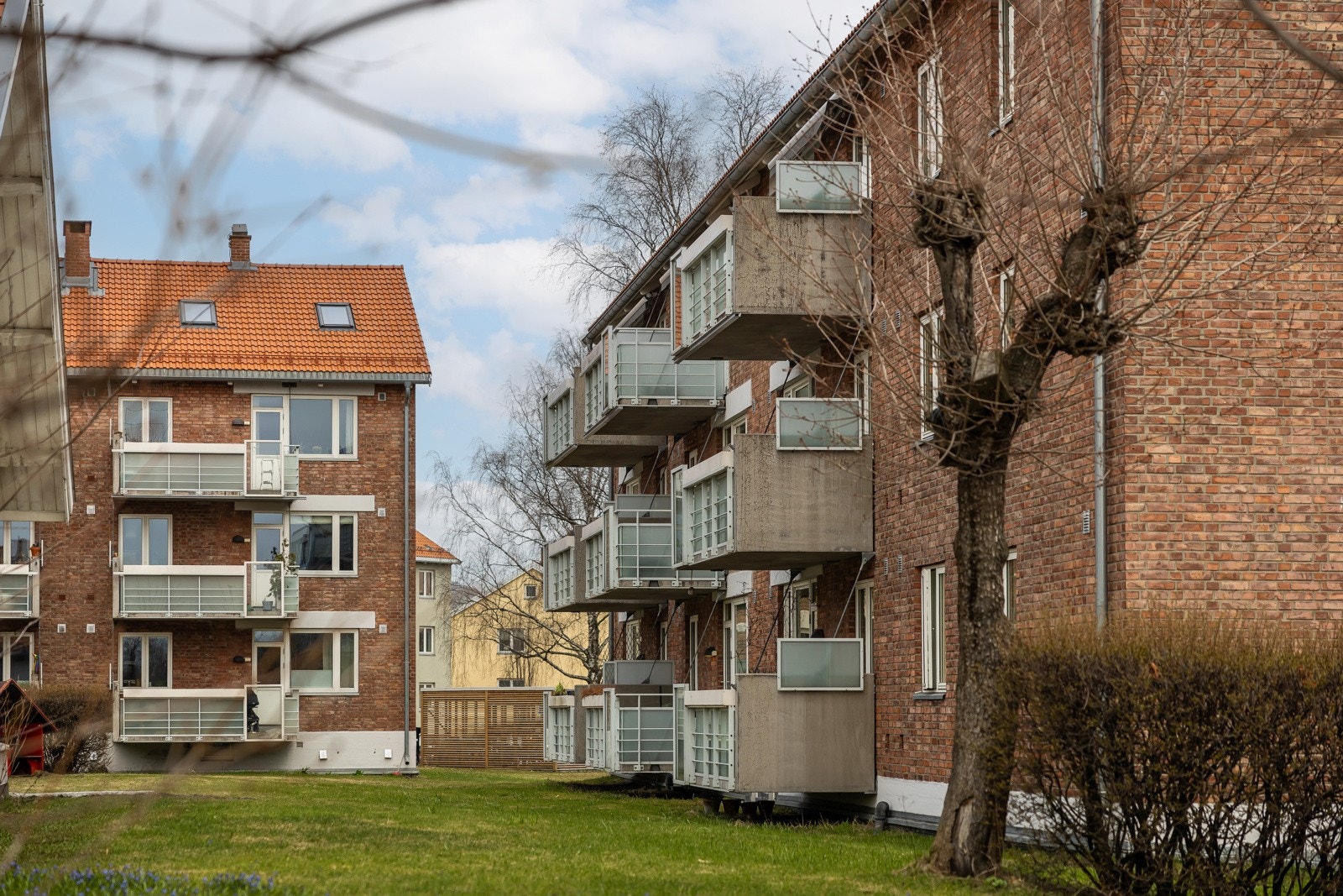 Rikelig med boltreplass på store friareal på område, også rett utenfor boligen. God avstand til foranliggende blokk. Galleribilde