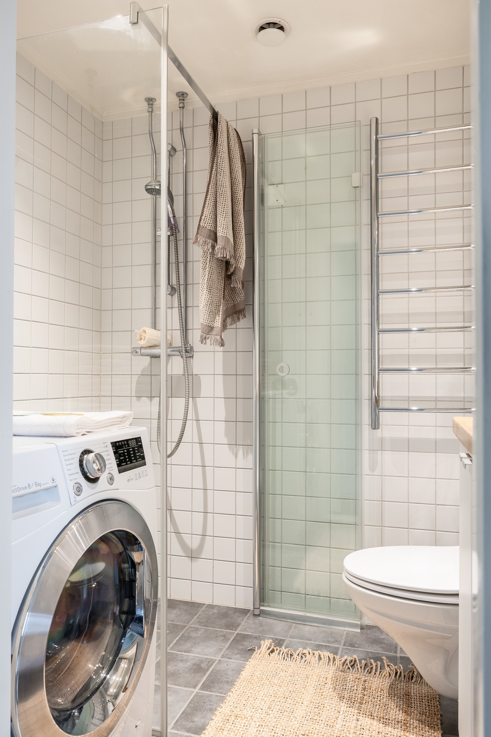 Badet oppgradert i regi av brl i 2004/2005. Dusj med nye dusjdører, veggmontert toalett, elektrisk håndkletørker fra 2018. Galleribilde