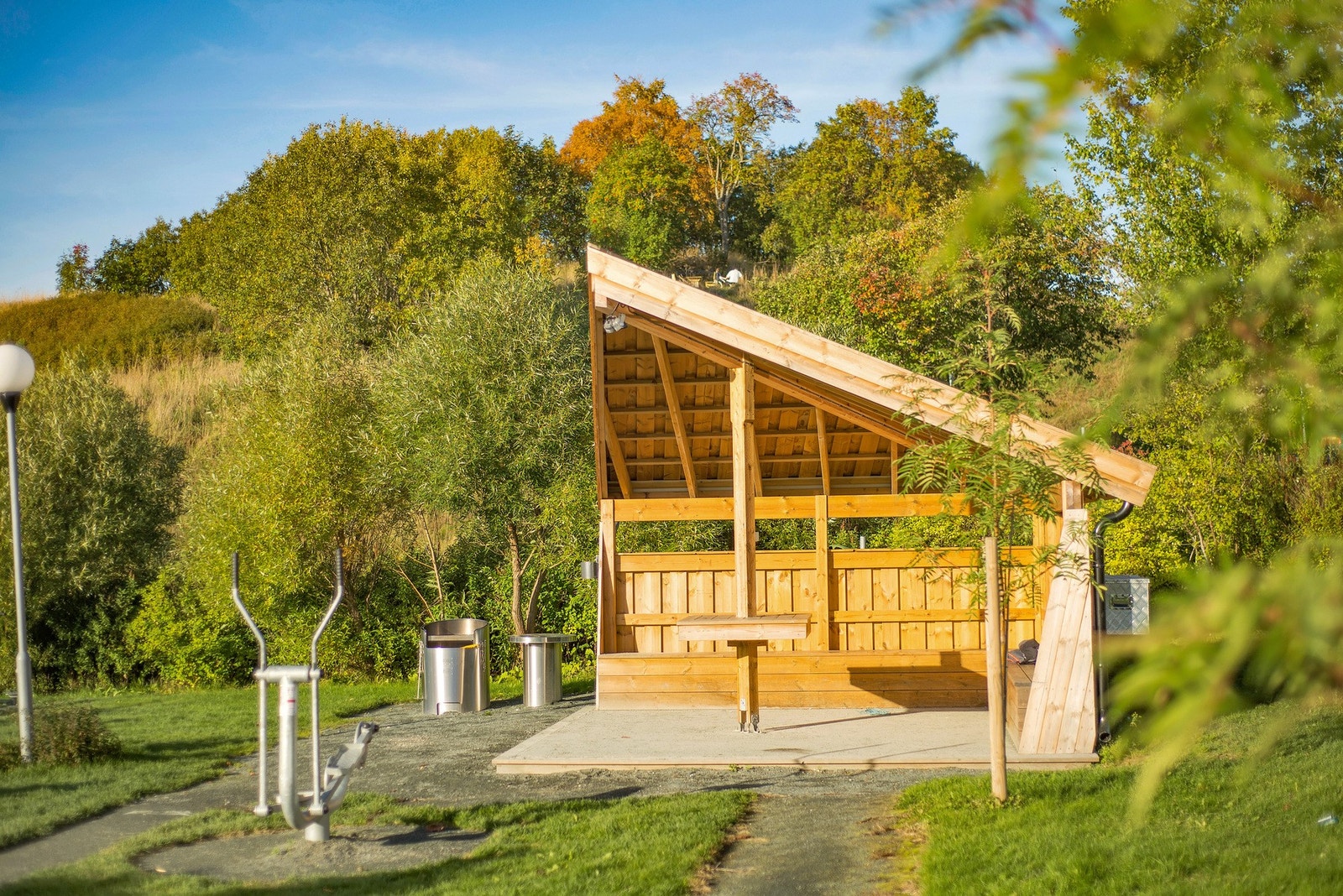 Gapahuk på borettslagets fellesarealer. Galleribilde