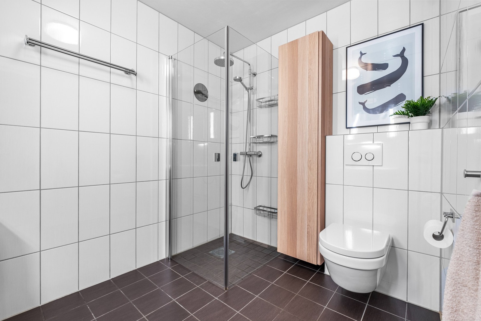 Bad fra 2015 med regndusj og vegghengt wc. Galleribilde