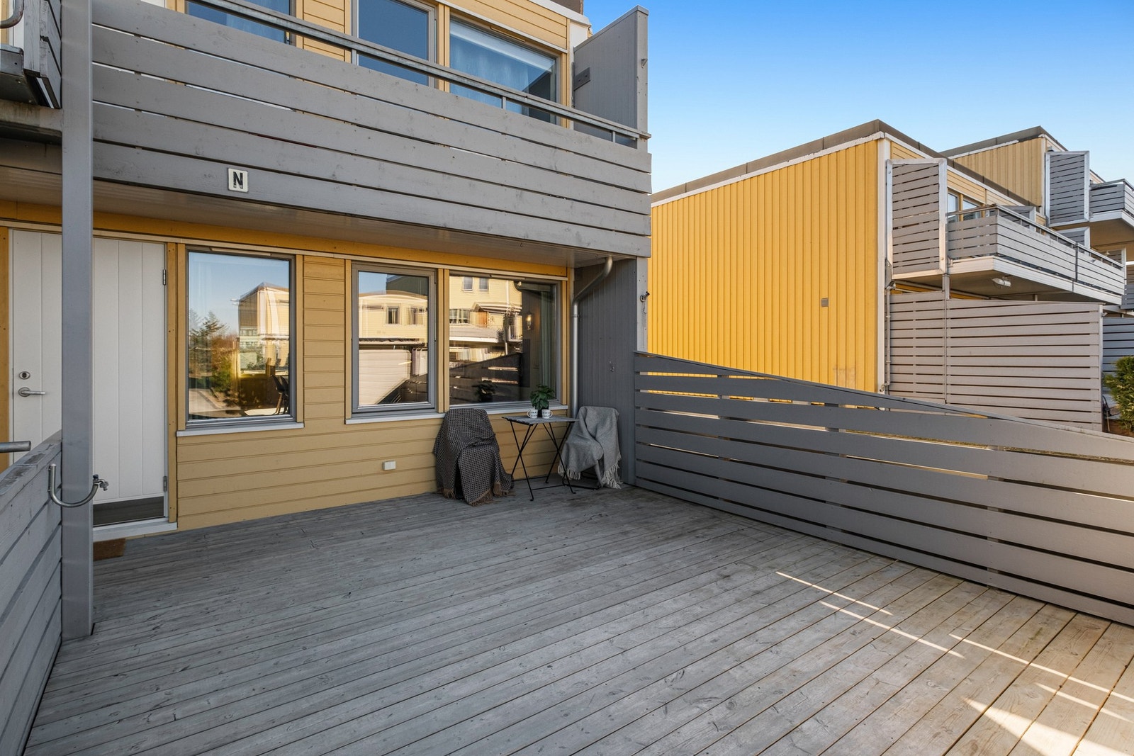 Vestvendt terrasse med gode solforhold. Galleribilde