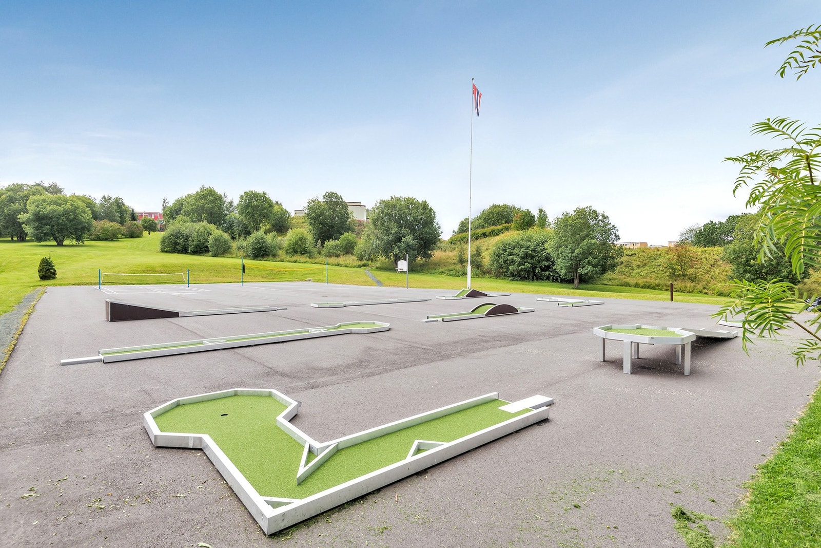 Minigolfbane på borettslagets fellesarealer. Galleribilde