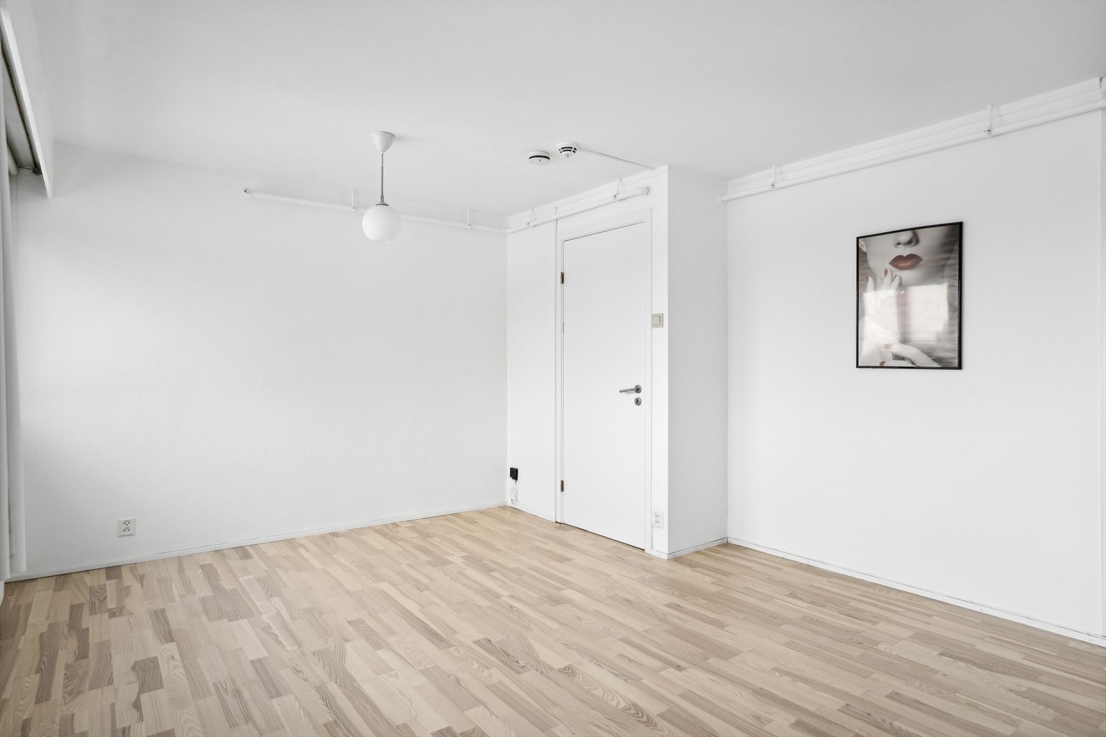 Stuen har et helt nytt og fint parkettgulv Galleribilde