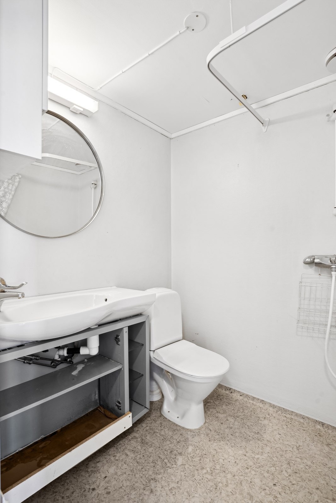 Badet er enkelt utstyrt og vil nok ha godt av en oppgradering Galleribilde