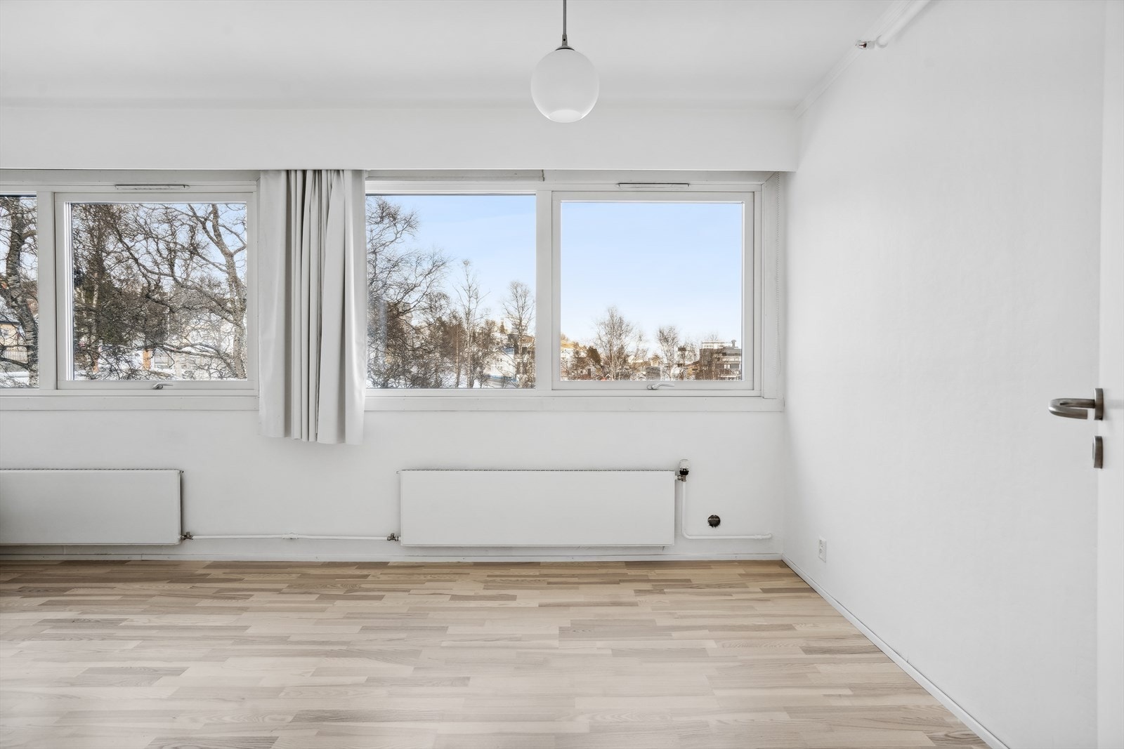 Rikelig med vindu som slipper inn mye lys. Radiatorer med vannbåren varme på vegg Galleribilde