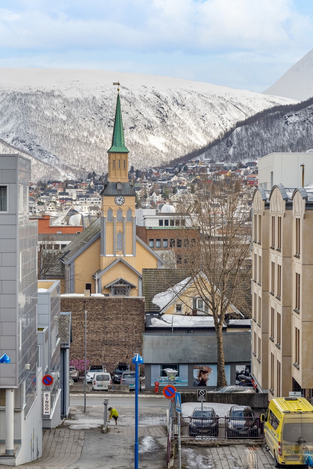 Leiligheten befinner seg svært sentralt, like ovenfor Tromsø sentrum Galleribilde