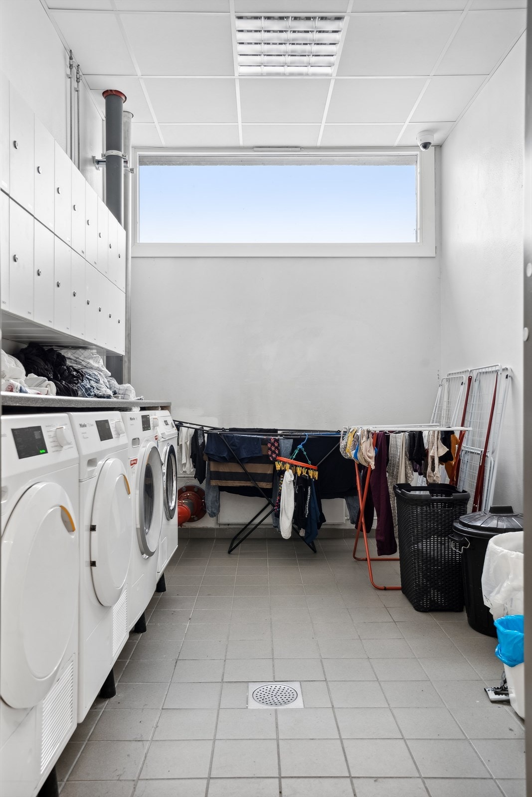 Felles vaskerom som er utstyrt med flere vaskemaskiner og private skap Galleribilde