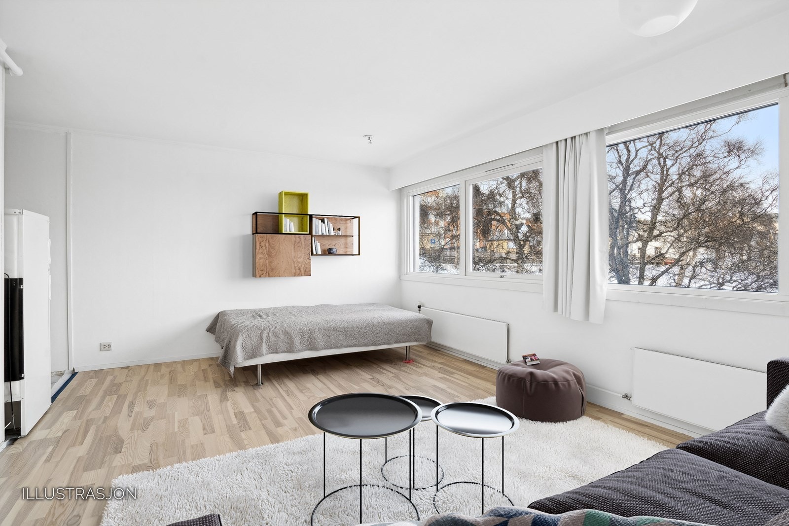 Stuen er nylig pusset opp med nytt parkettgulv og veggfornyer (Bildet er digitalt møblert) Galleribilde