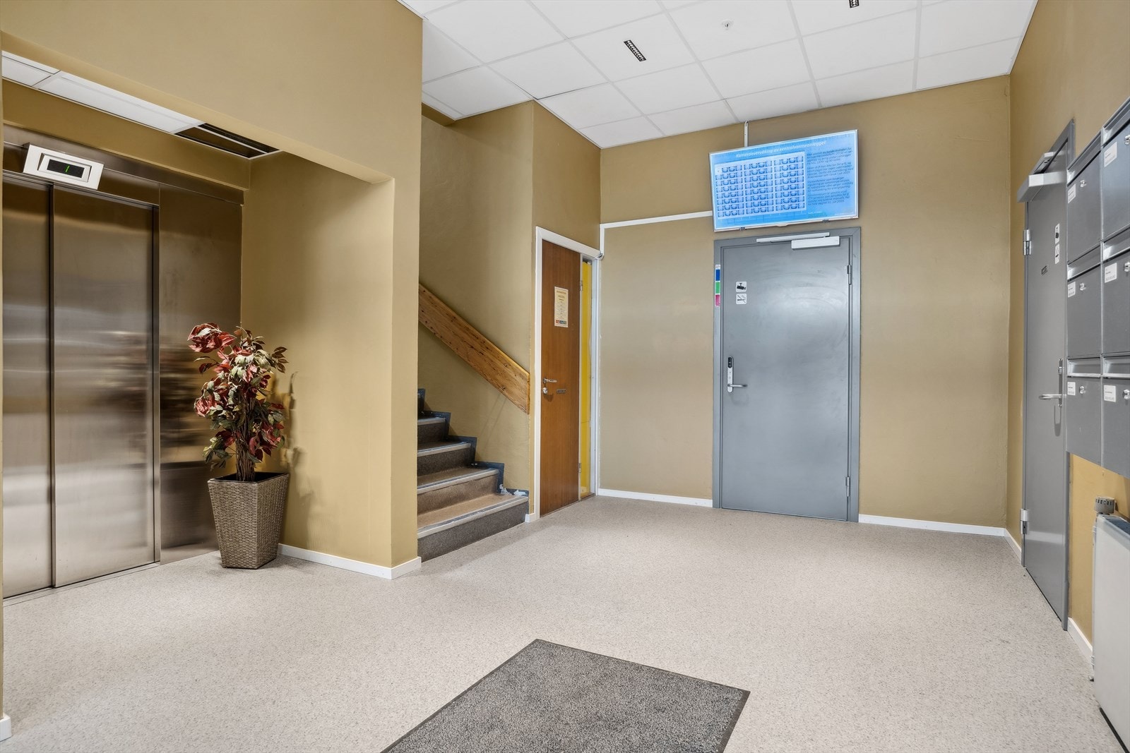 Fellesarealene med helt ny heis. Boder rett frem og felles vaskerom til høyre Galleribilde