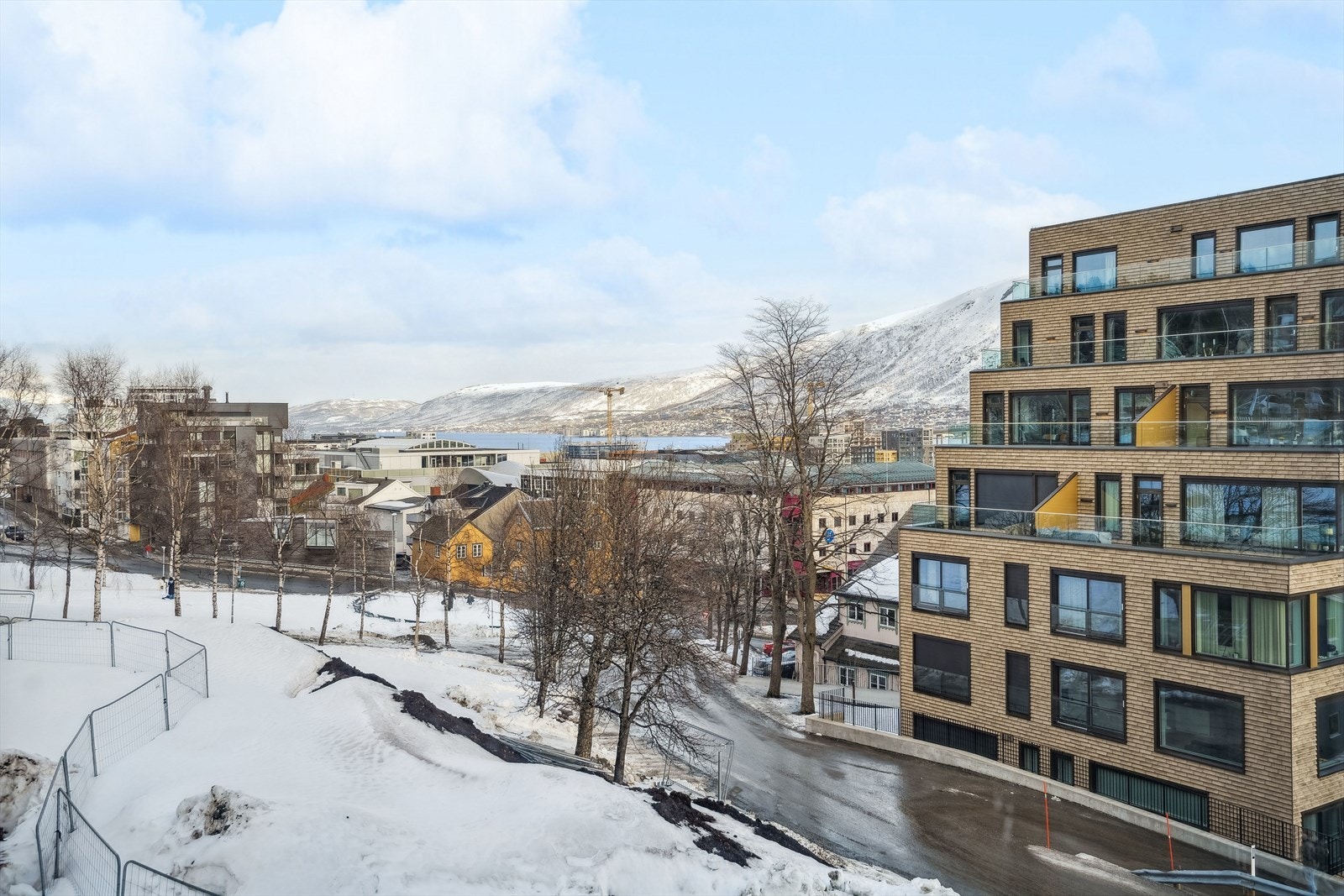 Leiligheten befinner seg like ovenfor Tromsø sentrum og har en flott utsikt mot nord over Kongeparken som ligger like ved Galleribilde