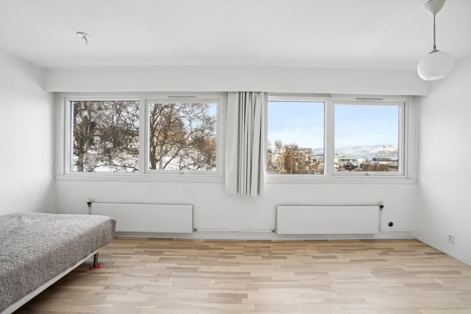 Stuen har flott utsikt mot nord over deler av Tromsø sentrum og Kongeparken som ligger like ved Galleribilde