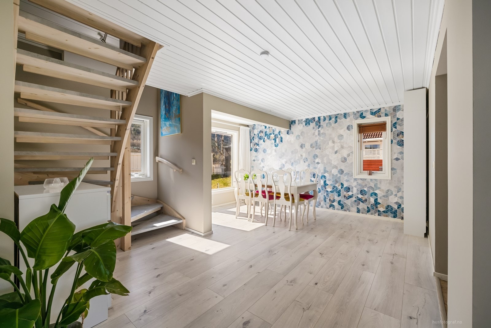 Hyggelig stue med trapp opp til 2 etasje, utgang til terrasseplattingen. Galleribilde