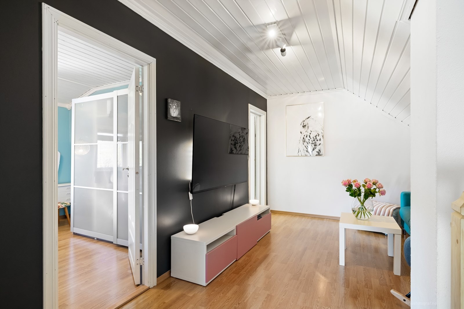 Tv stue i 2 etasje med inngang til soverommene. Galleribilde
