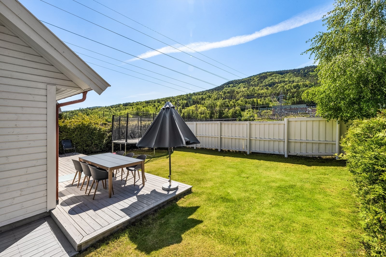 Hyggelig uteplass med god plass til grill, utemøbler, trampoline m.m. Galleribilde