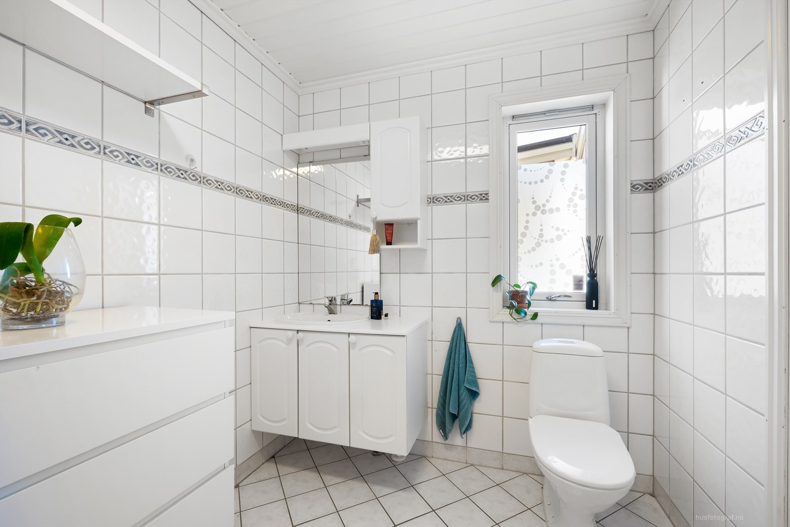 Fliser på gulv og vegg, det er varmekabler i gulvet. Galleribilde