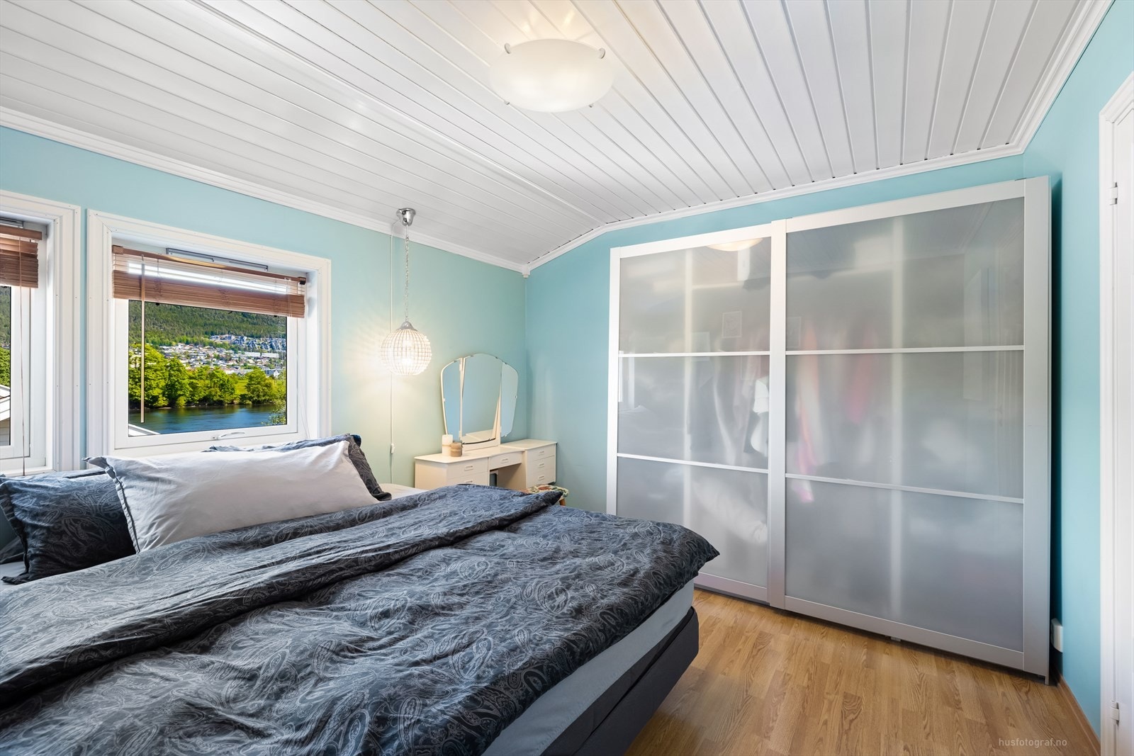 Soverom med skyvedørsgarderobe. Galleribilde