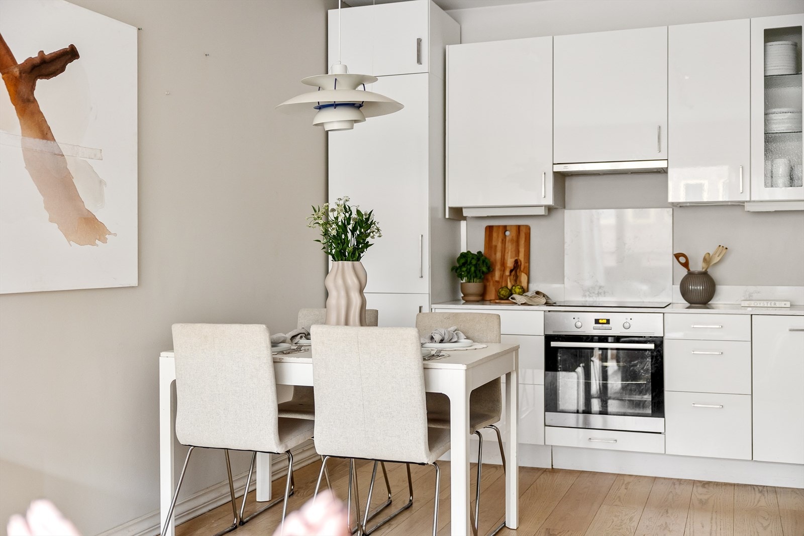 Ved kjøkkenet er det god plass til spisebord Galleribilde