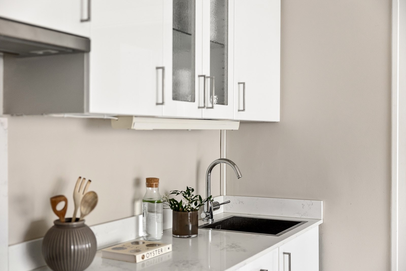 Kjøkkenet er godt utnyttet, med god plass til det man trenger Galleribilde