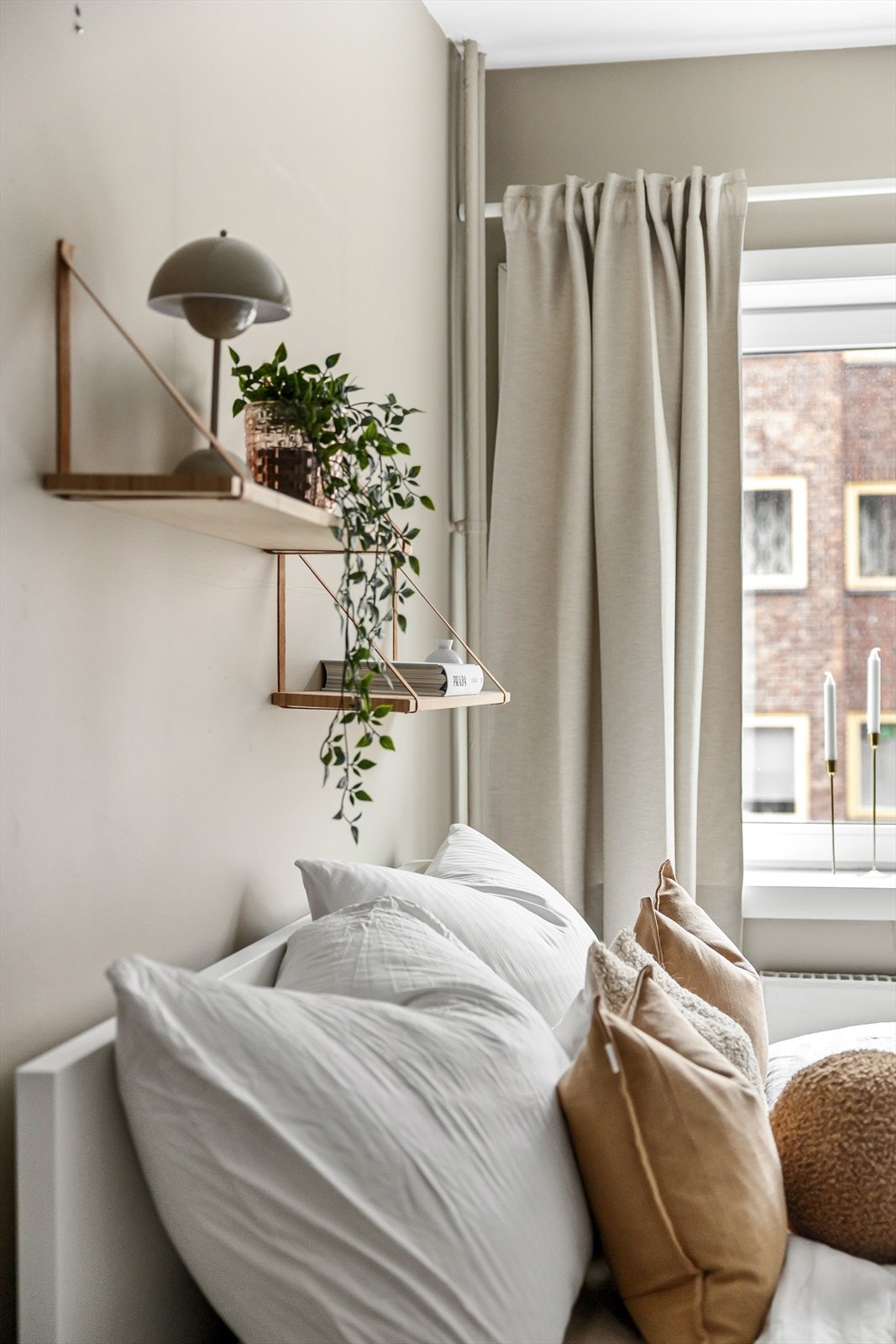 Rommet er malt i en tidsriktig og behagelig fargetone Galleribilde