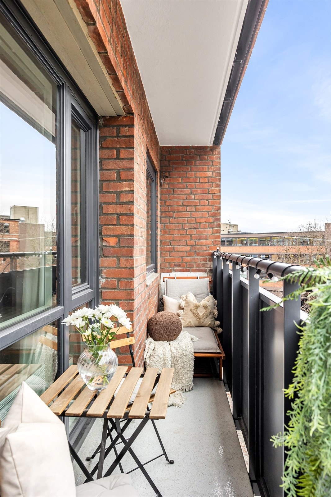 Balkongen ble oppført i 2023, og har god plass til utemøblement og beplantning. Sol fra morgen til kveld. Galleribilde