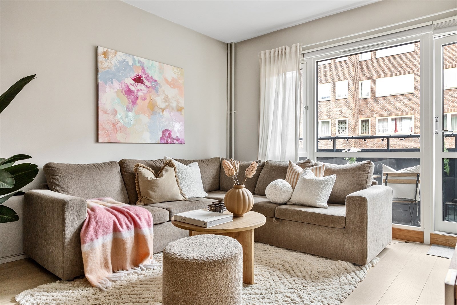 Leiligheten holder en gjennomgående god standard med fine overflater, store nye vinduer og en smart planløsning. Galleribilde